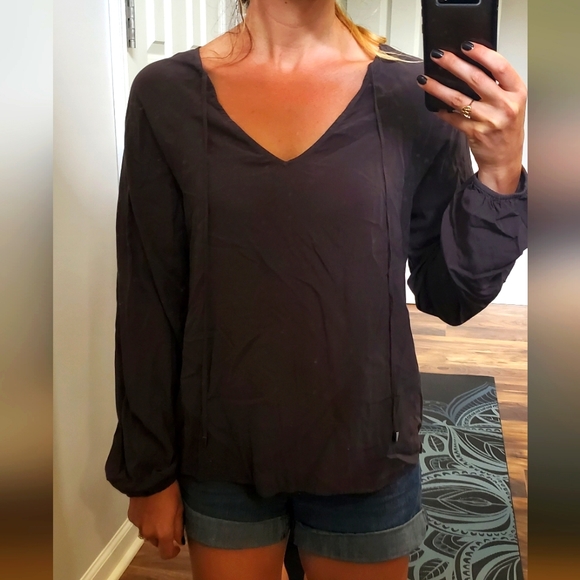 DYLAN DARK GRAY LONG SLEEVE V NECK PEASANT TOP HIGH LOW CINCHED WRIST TOP - Picture 1 of 8